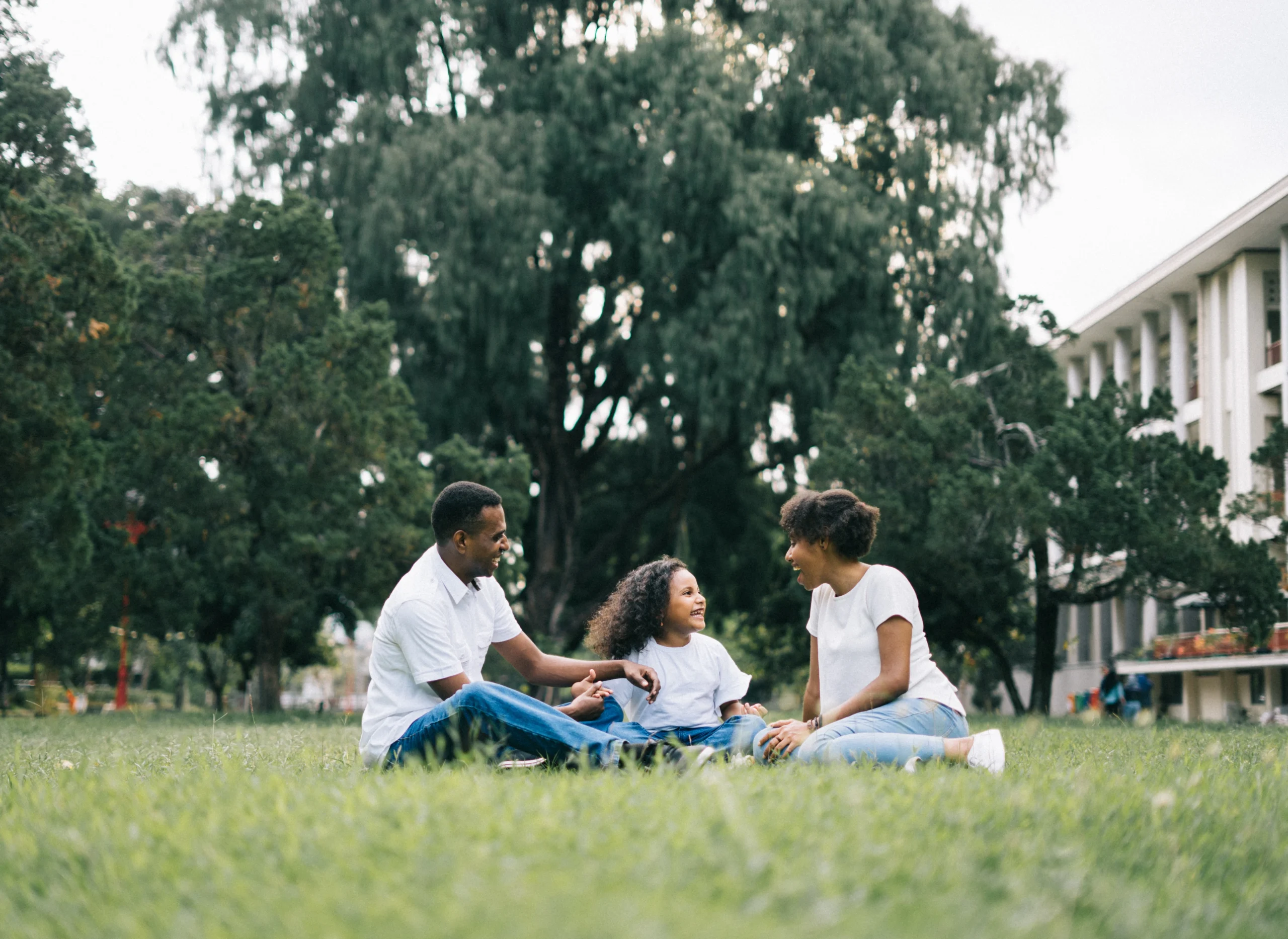 Une famille joue dans un jardin