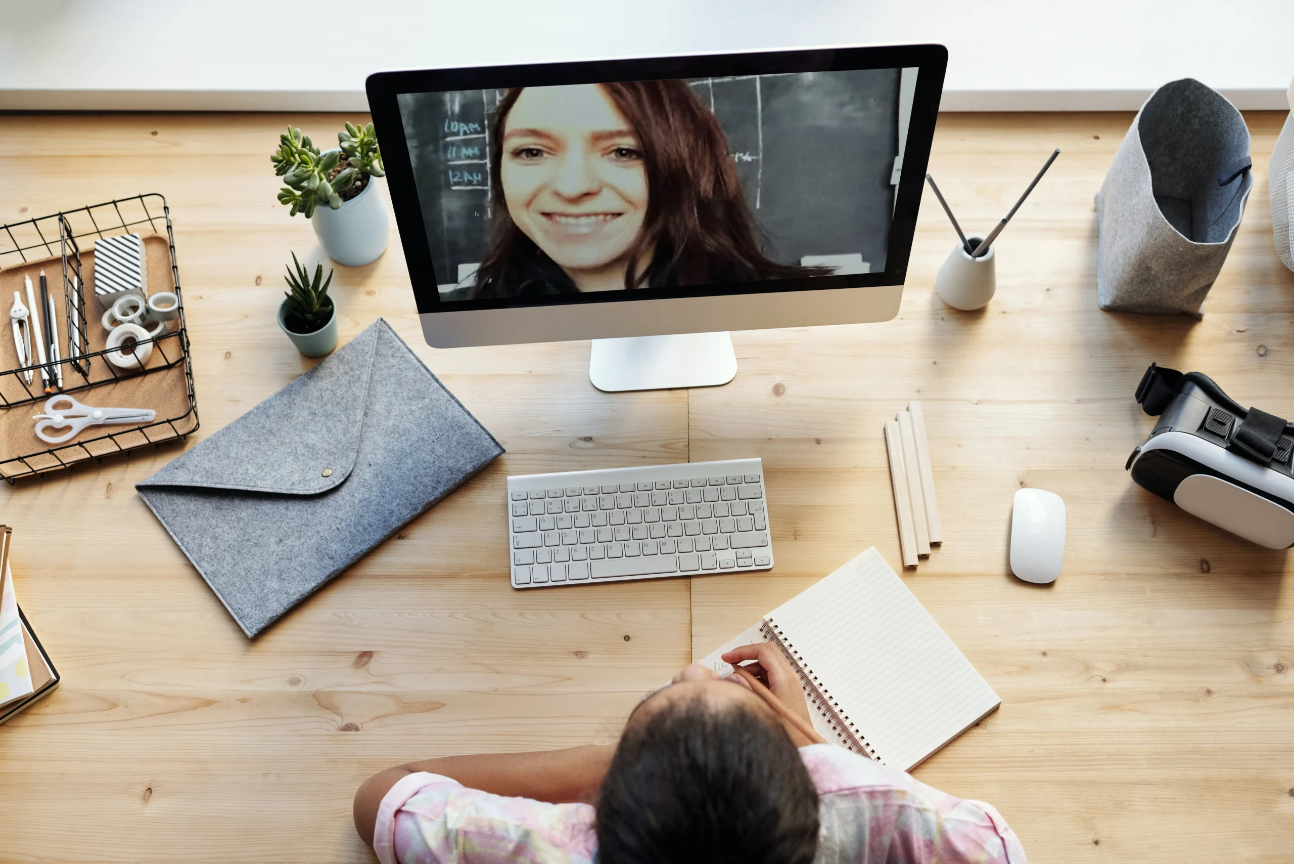 Une adolescente suit un cours particulier en visio