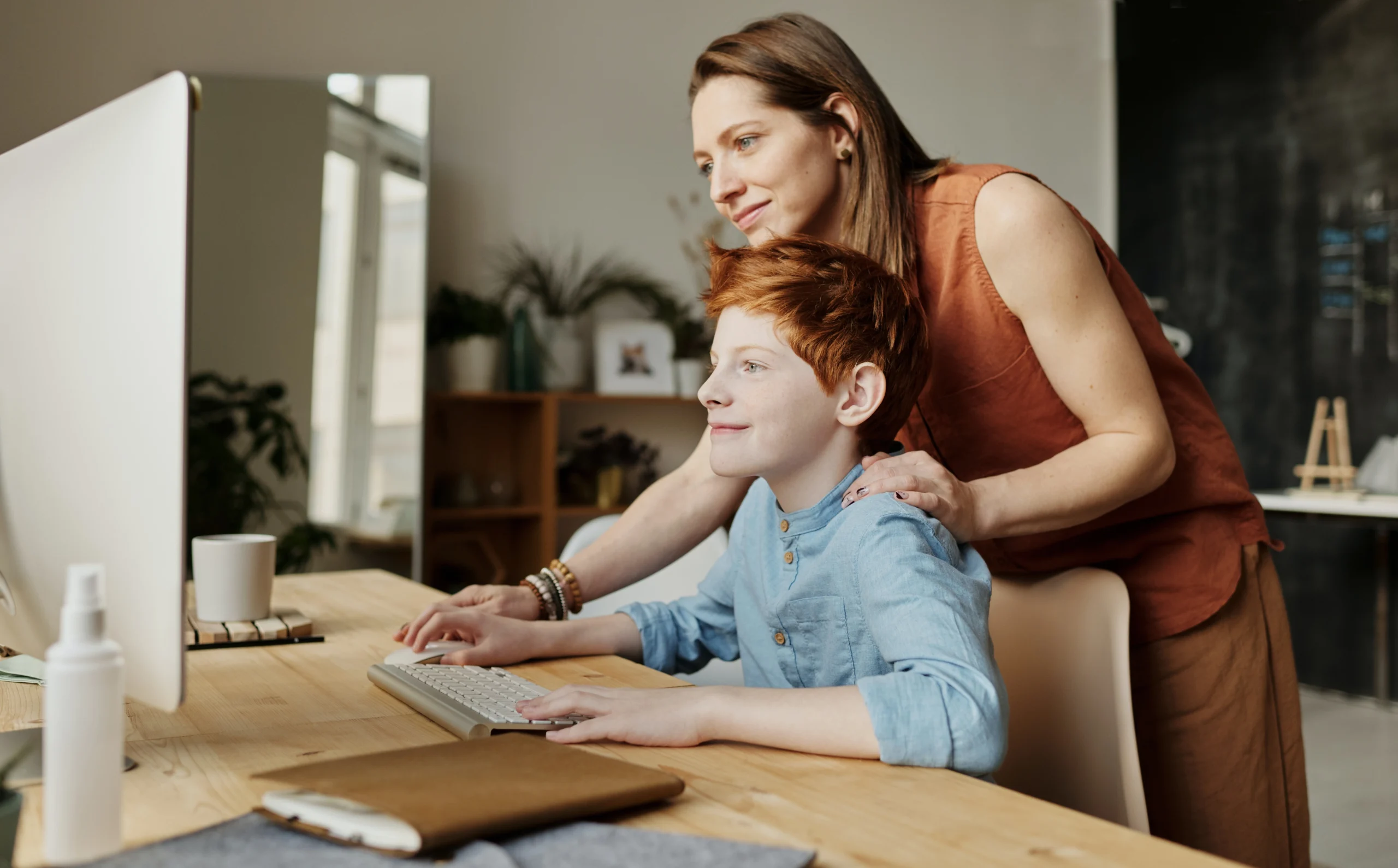 un adulte accompagne un enfant dans son apprentissage
